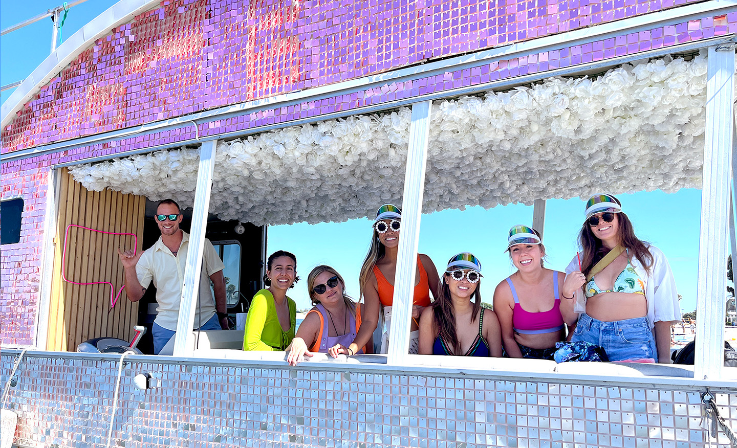 2top-hero-wonderboats-passengers-pontoon-selfie