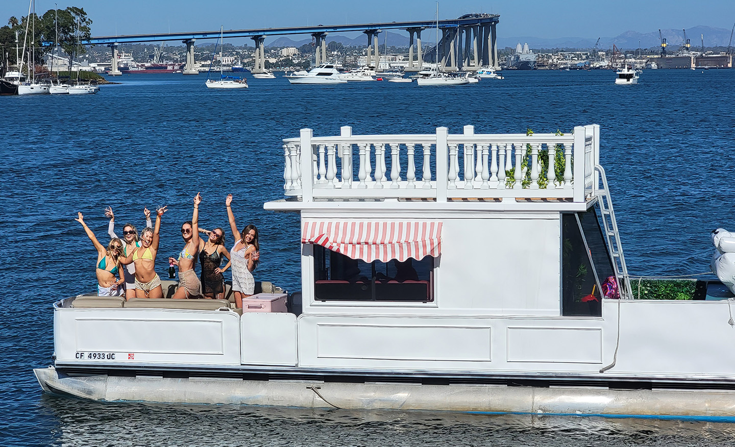 wonderboats-hero-bachelorette-passengers-pontoon-selfie1